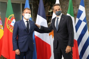 Πέτσας: Πρωτοφανής η αποδοχή της κυβέρνησης για τα μεταπολιτευτικά χρονικά - Τι "γρατζούνισε" την εικόνα της