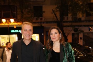 Απόλυτα σικ η Αννα-Μαρία Παπαχαραλάμπους: Με βελούδινο σακάκι και τζιν [εικόνα] - εικόνα 3