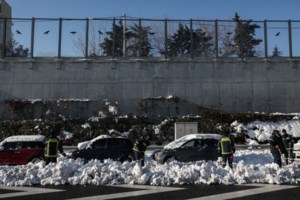 Αττική Οδός: Για τρίτη ημέρα εγκλωβισμένα στο χιόνι εκατοντάδες οχήματα - Φτυάρια, γερανοί και... σπρώξιμο [εικονες] - εικόνα 3