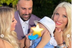 Ελένη Μενεγάκη: Αδυνατισμένη, μαυρισμένη και με ολόσωμη μπλε σατέν φόρμα στην πρεμιέρα της [Βίντεο]