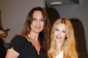 Βασίλης Μπισμπίκης: Η φωτογραφία με τις μπατονέτες για την αποτρίχωση σε αυτιά και μύτη σε κουρείο [εικόνα]