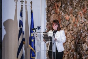 Στο Χριστοδούλειο Ορφανοτροφείο η Σακελλαροπούλου - Έβαψε αυγά και αντάλλαξε δώρα με τα κορίτσια [εικόνες]