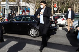 Συνεδριάζουν εκτάκτως οι λοιμωξιολόγοι: Κοντά στο όριο των 2.000 τα κρούσματα και σήμερα - Συναγερμός για μεταλλάξεις και ΜΕΘ - εικόνα 2