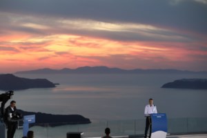 Πρωτοσέλιδο το ηλιοβασίλεμα της Σαντορίνης - "Ο Ελληνας πρωθυπουργός επέλεξε το σωστό μήνυμα", λένε ξένα ΜΜΕ - εικόνα 3