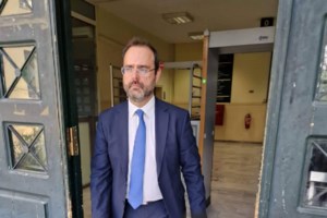 Χαμός στην Βουλή: Η Σακοράφα φώναξε τη φρουρά και έδιωξε τον Πολάκη - "Δεν είστε στο καφενείο του χωριού σας..." - εικόνα 2