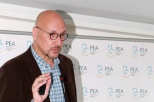 Τεράστιες ουρές φοιτητών έξω από το ΠΑΜΑΚ λόγω ελέγχου πιστοποιητικών [εικόνα - βίντεο] - εικόνα 3