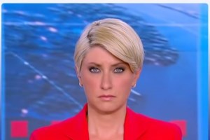 Σία Κοσιώνη: Στόλισε το δέντρο της με..."ύποπτα" μεταλλικά αντικείμενα