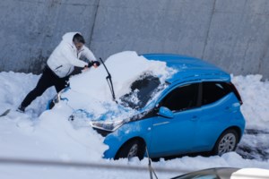 Αττική Οδός: Ανδρες των ΜΑΤ με φτυάρια προσπαθούν ν΄ απεγκλωβίσουν τα παγωμένα οχήματα [βίντεο] - εικόνα 4