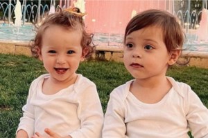 Η Αριάνα, η Φιλίππα και γλειφιτζούρια παντού: Η Μπόμπα μας έδειξε το υπέροχα στολισμένο σαλόνι τους - εικόνα 10