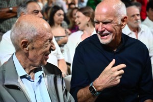 Παπανδρέου για Σημίτη: "Οι σχέσεις μας πέρασαν από διάφορες φάσεις - Δεν ζήτησα το δαχτυλίδι της αρχηγίας το 2004" - εικόνα 3