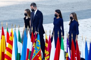 Βασιλικές εμφανίσεις: Η βασίλισσα Λετίσια στα κόκκινα μαζί με τις πριγκίπισσές της - εικόνα 13