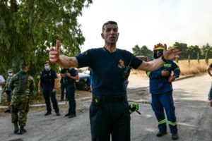 Φωτιά στη Βαρυμπόμπη: Στην εντατική του ΚΑΤ διασωληνωμένοι δύο εθελοντές πυροσβέστες - εικόνα 2