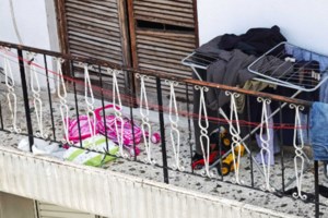 Αγιοι Ανάργυροι: Μέσα στα σκουπίδια και τη βρωμιά ζούσε οικογένεια με τρία μικρά παιδιά - Εικόνες που προκαλούν σοκ