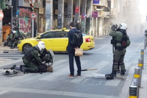 Εξάρχεια: ΕΔΕ για τον αστυνομικό των ΜΑΤ που σπάει τζαμαρία και φωνάζει "ναι, είμαι τρελός" - εικόνα 2