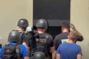 "Πεδίο μάχης" η Θεσσαλονίκη: Ξεπέρασαν τις 300 οι προσαγωγές μετά τα σοβαρά επεισόδια στο ΑΠΘ - Κάηκαν οχήματα - εικόνα 2