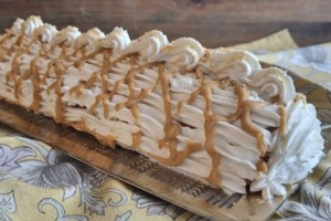 Συνταγή: Ζουμερό και αφράτο κέικ σοκολάτας με καρύδια και γλάσο