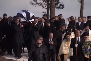 Καυστική η Ακρίτα για τη σημαία στο φέρετρο του τέως βασιλιά: Αυτή έχει καταργηθεί εδώ και 44 χρόνια, πείτε το στα παιδιά του