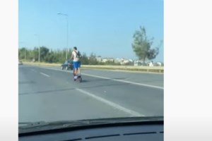 Θεσσαλονίκη: Απίστευτος τύπος τρέχει με ηλεκτρικό πατίνι με πάνω από 100 χλμ/ώρα στον περιφερειακό [βίντεο]