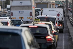 Σοβαρό τροχαίο στον Μαραθώνα: Οδηγός φορτηγού έχασε τον έλεγχο και τραυμάτισε μαθητή