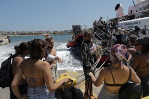 Σαρώνει ο κορονοϊός: 575 εισαγωγές, 13 διασωληνωμένοι, 21 θάνατοι μέσα στο καλοκαίρι- Συστάσεις του ΕΟΔΥ