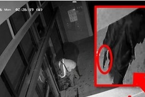 Ληστές στην Τιθορέα: Οι "επιχειρήσεις" σε Αχαΐα - Παπάγου με όπλα και περούκες - Η στιγμή που απειλούν υπαλλήλους - εικόνα 2