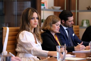 Ο ορισμός του power dressing: Η Άννα Γουίντουρ με φλοράλ ντεγκραντέ φόρεμα και ασορτί πανωφόρι στη Νέα Υόρκη - εικόνα 13