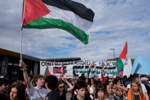 Τον φλερτάρει την ώρα που διαδηλώνει για την Παλαιστίνη - Το viral βίντεο της Ισπανίδας με άνδρα των ειδικών δυνάμεων