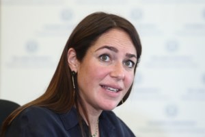 Δόμνα Μιχαηλίδου: Λαμπερή στο κέντρο της Αθήνας έναν μήνα αφού έφερε στον κόσμο το πρώτο της παιδί