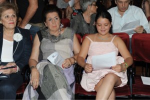 Κηδεία Μαρίας Ντενίση: Συντετριμμένη η Μιμή Ντενίση - Τραγική φιγούρα η Μαριτίνα - εικόνα 12