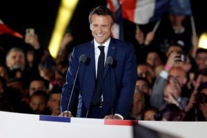 Μακρόν: Του πέταξαν ντομάτες στην πρώτη δημόσια εμφάνιση μετά τη νίκη στις γαλλικές προεδρικές εκλογές [Βίντεο] - εικόνα 2