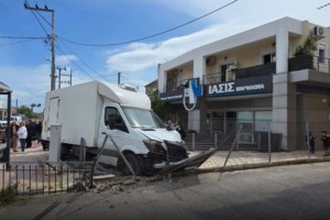 Σοβαρό τροχαίο έξω από παιδικό σταθμό στην Αγία Βαρβάρα: Δύο αυτοκίνητα καβάλησαν το πεζοδρόμιο