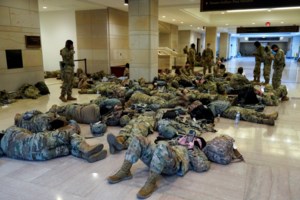 Παρουσιαστής ο Τομ Χανκς σε ειδική εκπομπή για την ορκωμοσία Μπάιντεν - Ταυτόχρονη προβολή στα μεγάλα αμερικανικά κανάλια - εικόνα 2