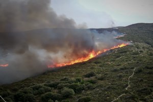 Πυρκαγιά σε εγκαταλελειμμένο κτήριο στην Αθήνα - Επιχειρεί μεγάλη δύναμη της Πυροσβεστικής