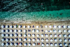 Στα ύψη οι τιμές για ξαπλώστρες στις παραλίες της Αττικής - Πόσο θα κοστίσει μια βουτιά