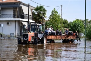 Κακοκαιρία Daniel: Κλειστή παραμένει η Αθηνών-Θεσσαλονίκης - Η κατάσταση στους δρόμους της Θεσσαλίας