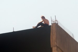 Θεσσαλονίκη: Μετά από 5 ώρες, κατέβηκε από την ταράτσα ο άντρας που απειλούσε ότι θα αυτοκτονήσει