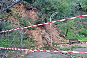 Πρέβεζα: Μεγάλες κατολισθήσεις στον Μύτικα, κλειστός ο παραλιακός δρόμος [βίντεο]