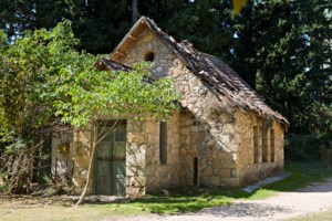 Κτήμα Τατοΐου: Άγνωστοι βανδάλισαν το ταφικό μνημείο του Παύλου και της Φρειδερίκης