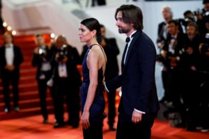 Chanel chic: Η Σαρλότ Κασιράγκι με μεταξωτό ζακάρ φόρεμα με βολάν και 70's πεδιλα - εικόνα 7