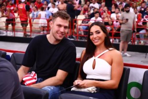 Νικόλ Ελευθεριάδου: "Δεν με φλερτάρουν αλλά μου λένε να γυρίσει ο Σάσα στον Ολυμπιακό"-Τι είπε για τη μετακόμιση στις ΗΠΑ