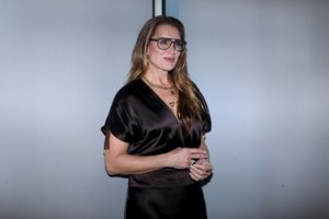 Μπρουκ Σιλντς: Το σέξι look με μονόχρωμο κοστούμι και το μπλέιζερ που φόρεσε χωρίς τοπ