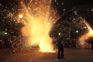 Τραυματίστηκαν 4 παιδιά από βεγγαλικά και κροτίδες - Η κατάσταση του 13χρονου και του 14χρονου - εικόνα 2