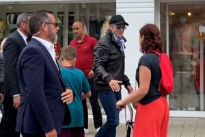 "Mamie Bibi": Ο Εμανουέλ Μακρόν πέρασε το Σάββατο βράδυ πριν τις πιο καθοριστικές κάλπες για τη Γαλλία με τα εγγόνια της Μπριζίτ - εικόνα 5