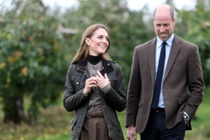 "Πρόβα" βασίλισσας για την Κέιτ Μίντλετον: Οι back-to-back κομψές εμφανίσεις της - Φόρος τιμής σε Ελισάβετ και Νταϊάνα [εικόνες] - εικόνα 8