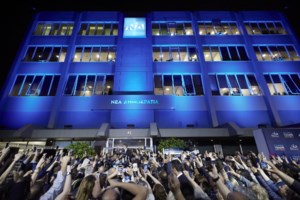 Bloomberg: Ο Μητσοτάκης έσπασε τα δεσμά που επιχείρησε να του βάλει ο ΣΥΡΙΖΑ με την απλή αναλογική