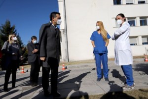 Επίσκεψη Αλέξη Τσίπρα στο πρώην ΠΙΚΠΑ Βούλας: "Να φύγει ο κορονοϊός", του ζήτησαν τα παιδιά