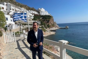 Θεσσαλονίκη: Διαμαρτυρία φοιτητών με μαύρα μπαλόνια στην παρέλαση για τα Τέμπη [εικόνες - βίντεο] - εικόνα 2