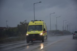 Καισαριανή: Ασθενοφόρο ιδιωτικής κλινικής έπεσε σε ρεματιά - Τρεις τραυματίες