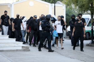 Ληστεία με όμηρο στη Θεσσαλονίκη: Οι ληστές φορούσαν αλεξίσφαιρα γιλέκα με το σήμα της ΕΛΑΣ [εικόνες - βίντεο] - εικόνα 2