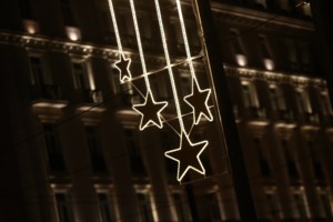 Μύρισε... Χριστούγεννα η Αθήνα: Εντυπωσιάζει ο στολισμός στο συντριβάνι της Ομόνοιας [Εικόνες]